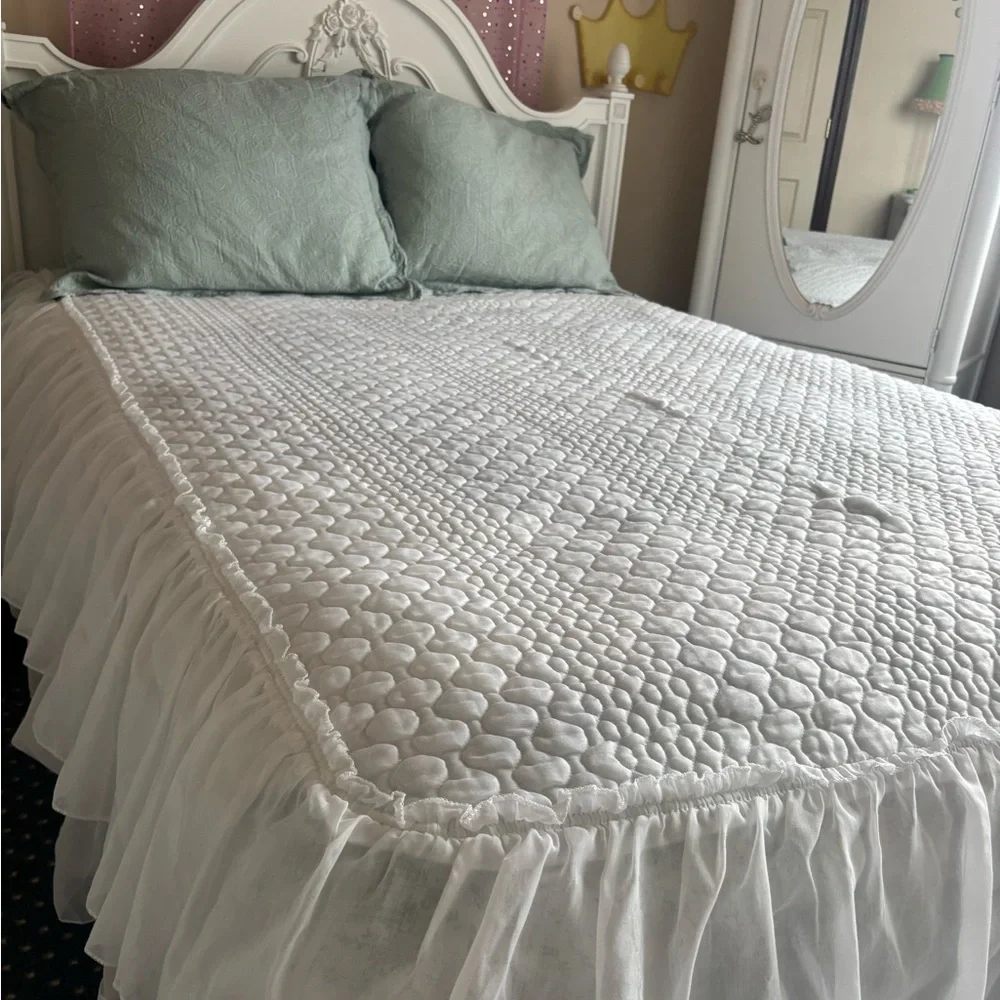 Vintage Quilt Ruffle Bedspread White Full Size Bed Ruffle Farmhouse Cottage Core